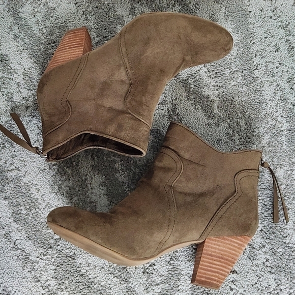 REPORT MARTIN Faux Suede Back Zip Brown Taupe Ankle Booties Size 9 - Picture 2 of 9